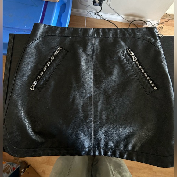Black mini leather skirt - Picture 1 of 3